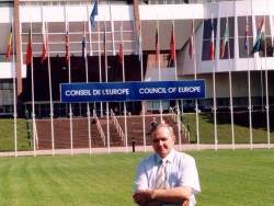  Przed pałacem Rady Europy w Strasburgu   10 IX 2004 r.